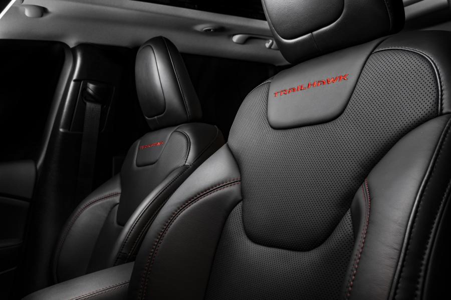 Интерьер Jeep Cherokee Trailhawk (KL) 2019 года  (WW) (фото 9 из 14)